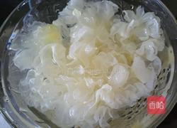 百合银耳莲子羹的做法图解2