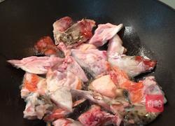 三文鱼头豆腐玉米红萝卜汤的做法图解1