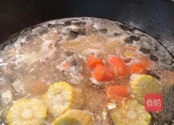 三文鱼头豆腐玉米红萝卜汤的做法图解3