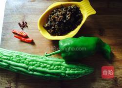 芽菜苦瓜的做法图解1