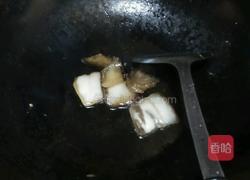 胡萝卜丝炒腊肉的做法图解3