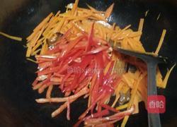 胡萝卜丝炒腊肉的做法图解5