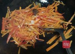 胡萝卜丝炒腊肉的做法图解6