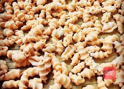 肉末香芹炒麻食的做法图解3