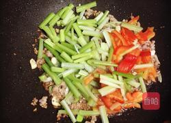 肉末香芹炒麻食的做法图解8