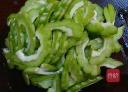 苦瓜炒肉的做法图解2