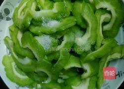 苦瓜炒肉的做法图解3