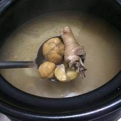 板栗煲鸡汤的做法[图]