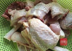 板栗煲鸡汤的做法图解1