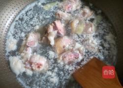 猪脚莲藕汤的做法图解2