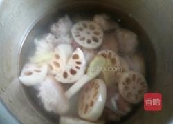 猪脚莲藕汤的做法图解4