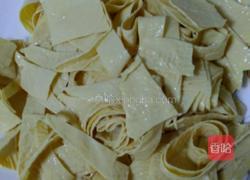 西红柿炒豆腐皮的做法图解3
