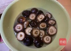 香菇烩彩虹蝴蝶面的做法图解3