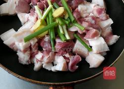 五花肉炖蛋的做法图解3