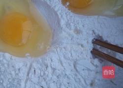鸡蛋，面粉，肉馅的做法图解1