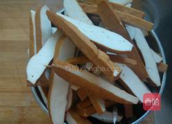 洋葱炒豆干的做法图解1