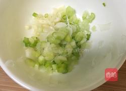 蒜蓉葱香捞面的做法图解1