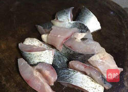 香煎雄鱼块的做法图解1