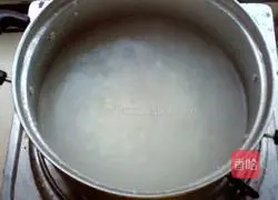 Illustration of how to make sesame and walnut porridge 1