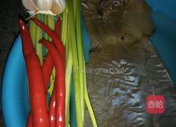 芹菜鱿鱼丝的做法图解1