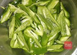 猪肝炒青椒的做法图解2