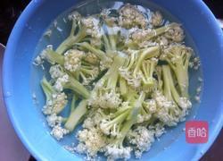 猪肉炒花菜胡萝卜的做法图解1