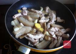 猪肉炒花菜胡萝卜的做法图解5