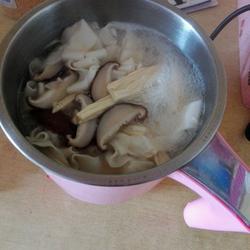 小电锅煮鱼肠面的做法[图]