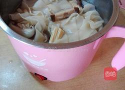 小电锅煮鱼肠面的做法图解3