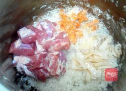 鱿鱼虾干排骨粥的做法图解3