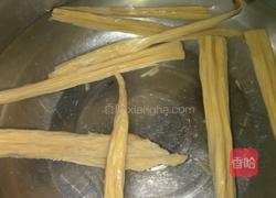 木耳腐竹拌蔬菜的做法图解2