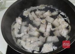 五花肉炖鹌鹑蛋的做法图解1