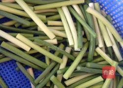 腊肠炒蒜苗的做法图解1