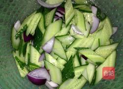 黄瓜炒肉的做法图解1