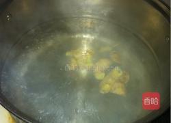 排骨玉米莲藕汤的做法图解2