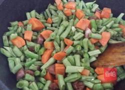 架豆王炒香肠胡萝卜的做法图解3