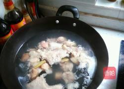 猪尾巴花生汤的做法图解2