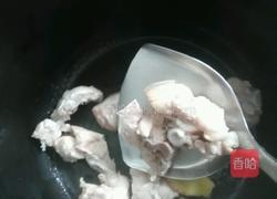 猪尾巴花生汤的做法图解3