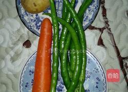 胡萝卜青椒炒土豆的做法图解1
