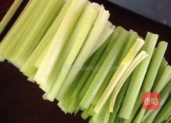 烧肉炒芹菜的做法图解1