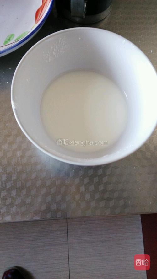 腌肉前把淀粉放入碗中倒入适量清水搅拌，静置沉淀