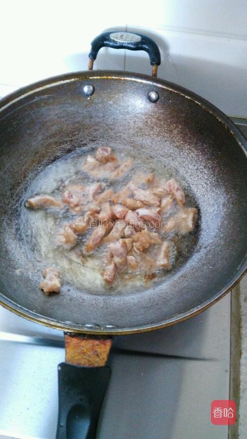 锅中油热，逐一下入肉条，炸成金黄即可