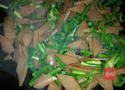 青椒蒜苔炒香肠的做法图解5