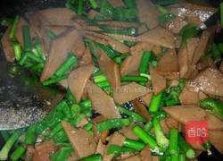 青椒蒜苔炒香肠的做法图解6