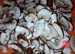 香菇炒鸡蛋的做法图解1