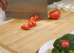 番茄炒西兰花的做法图解1