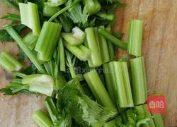 芹菜包子的做法图解2