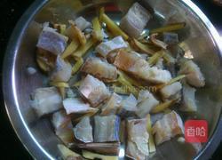 咸鱼蒸五花腩的做法图解1