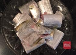 蒜苗小带鱼的做法图解1