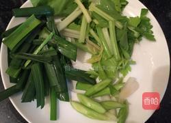 蒜苗小带鱼的做法图解2